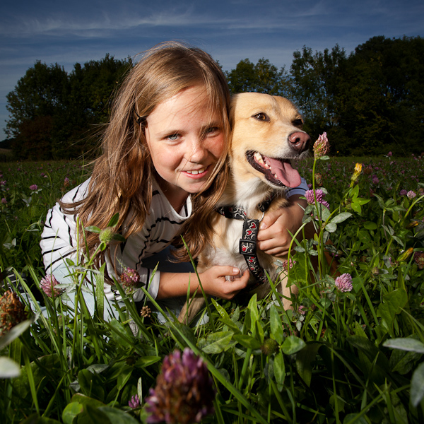 Familiefoto's in de natuur tijdens een foto-experience. DaphnedumoulinFotograaf. Kind met hond