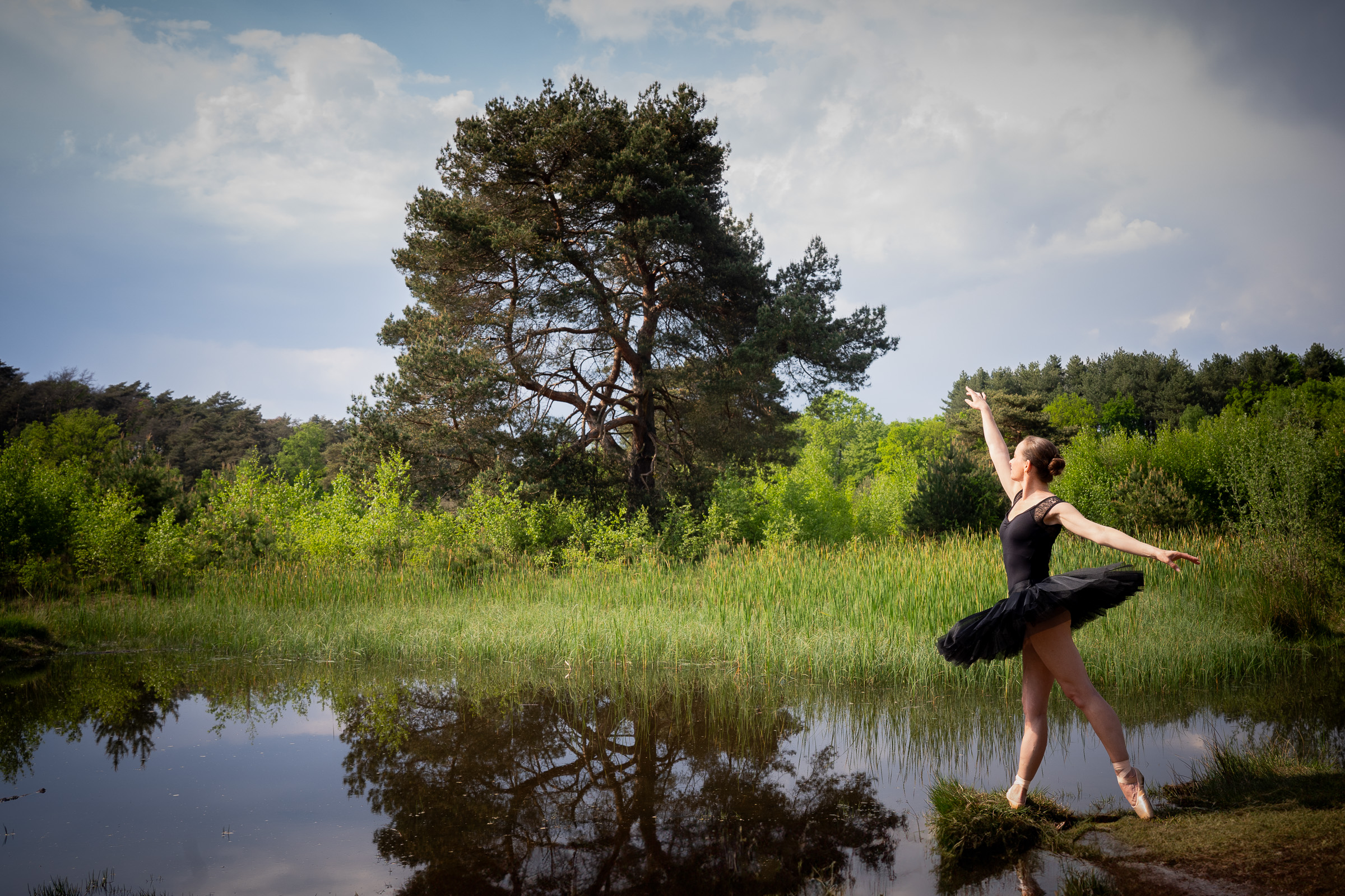 FotoExperience danser in de natuur. Daphnedumoulin Fotograaf Maastricht Meerssen