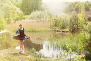 FotoExperience danser in de natuur. DaphneDumoulin Fotograaf Maastricht Meerssen