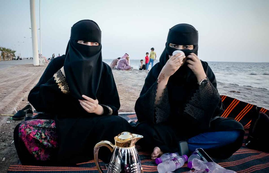 gesluierde studentes op het strand in het Midden Oosten