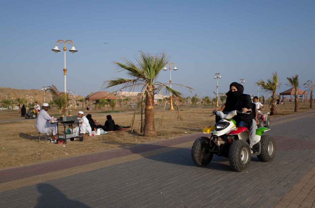 gesluierde studentes op het strand in het Midden Oosten mogen geen auto rijden maar wel op een qaud