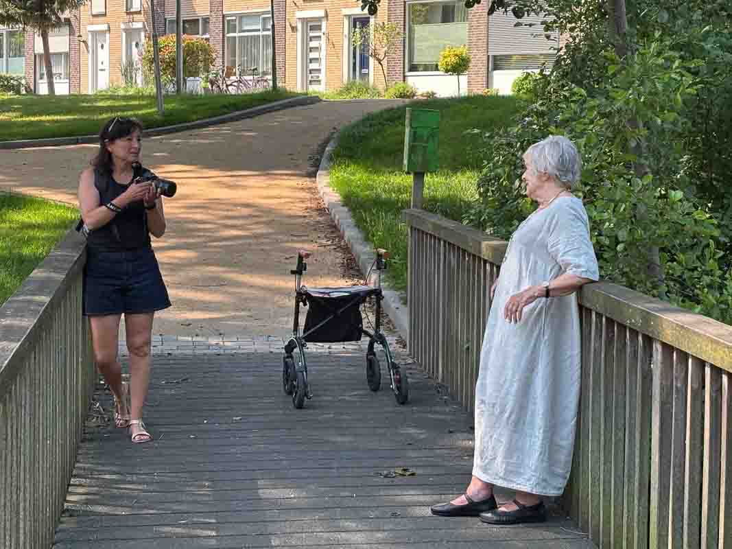 WiseWomen fotoproject. Marlene achter de schermen geniet volop!