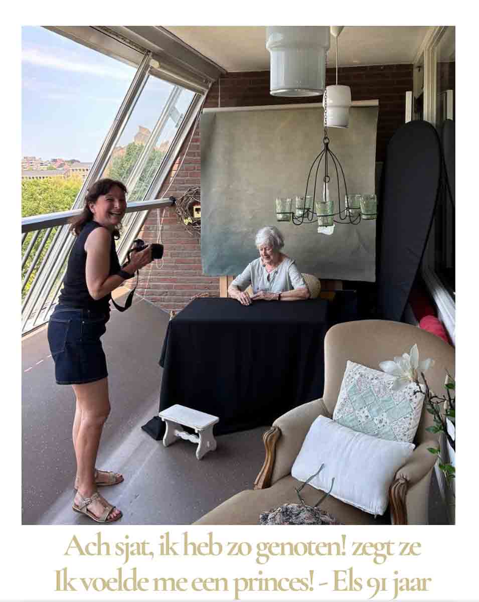 WiseWomen fotoproject. Els 91 achter de schermen geniet volop! WiseWomen_fotoexperiences DaphneDumoulin fotograaf Maastricht Meerssen